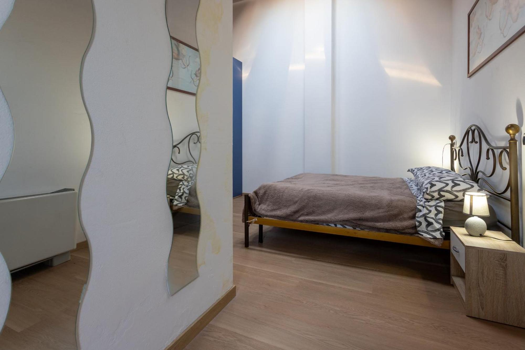 Dante's Skyloft - Loft Stazione Apartamento Novara