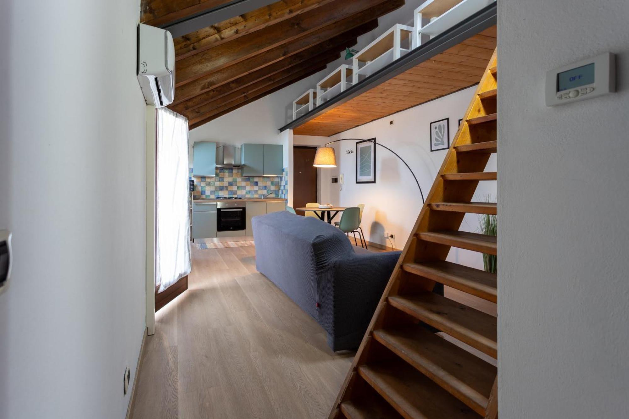 Dante's Skyloft - Loft Stazione Apartamento Novara